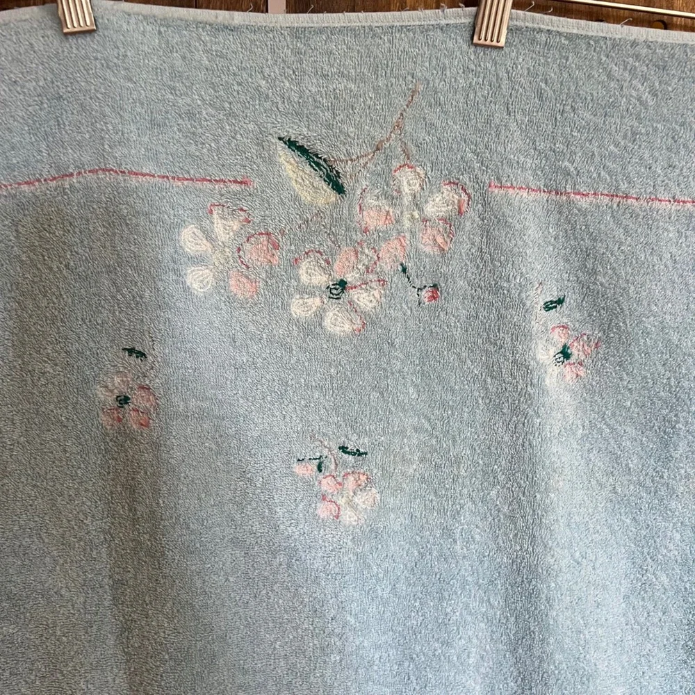 Martex light blue Chenille Flower Bath Towel 22x41 inches vtg cottagecore retro